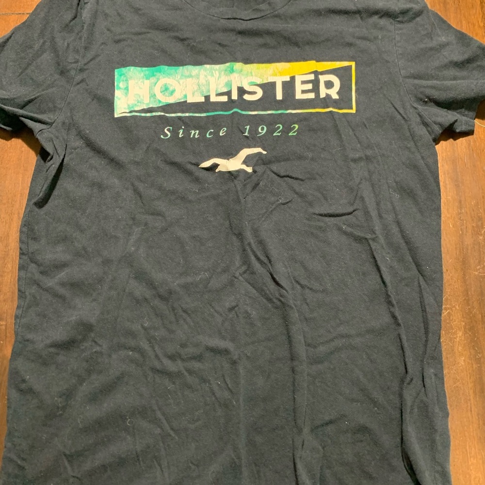 Small Hollister tee